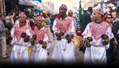  Gnawa Blues - A hypnotic blend of ancient Moroccan rituals and soulful American blues